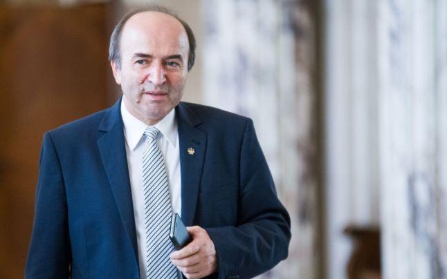 Cum a c&acirc;ştigat un post la Facultatea de Drept fiul ministrului Justiţiei. Metodologia a fost schimbată special, cu o lună &icirc;nainte de concurs: "Eu am &icirc;ndeplinit toate condiţiile. Regulamentele pot fi modificate"