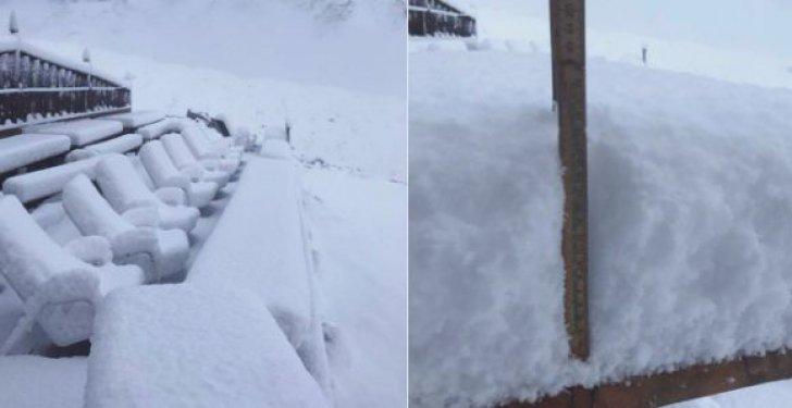 Nu-i aşa că vrei să fii şi tu aici? NINGE &icirc;n luna august. Zăpada are deja peste 10 cm