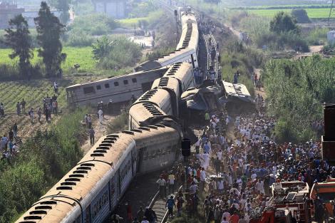 Ultimele informații! 49 de morţi în urma ciocnirii frontale a două trenuri de pasageri în Alexandria, Egipt: "Am descoperit patru vagoane distruse şi foarte mulţi oameni întinşi pe pământ"