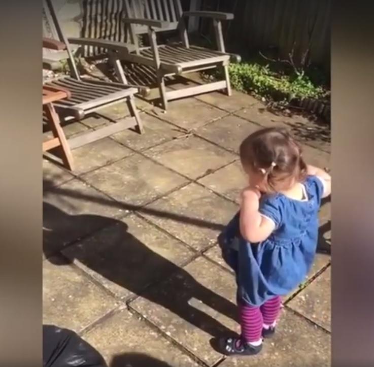 ADORABIL! O fetiță își descoperă, pentru prima dată, umbra, iar momentul se transformă într-unul extrem de haios (VIDEO)