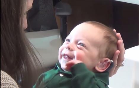 Un bebeluș aude, pentru prima dată, vocea părinților săi. Reacția lui îți topește sufletul (VIDEO EMOȚIONANT)