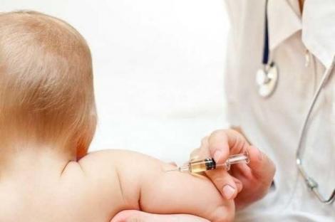 Protest în Piaţa Victoriei împotriva proiectului Legii vaccinării: ”Familia naşte şi îşi creşte copiii, nu statul”
