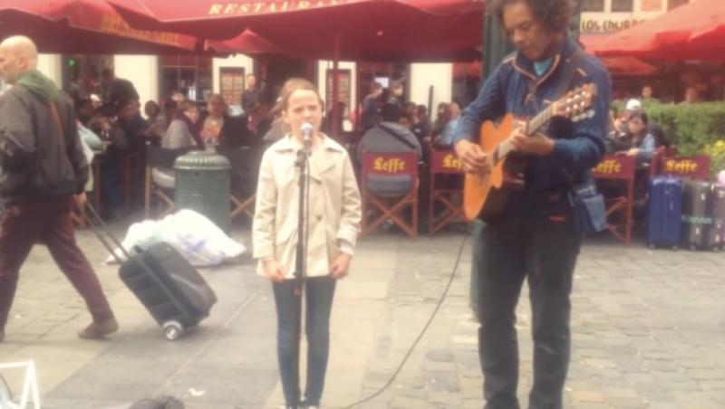 O fetiță i-a cerut muzicianului din stradă s-o lase să cânte ceva și toți au fost șocați! „Ave Maria” n-a sunat niciodată mai bine