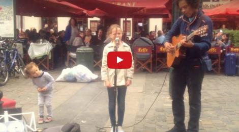 O fetiță i-a cerut muzicianului din stradă s-o lase să cânte ceva și toți au fost șocați! „Ave Maria” n-a sunat niciodată mai bine