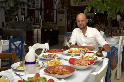 Cosmin Seleși, răsfățat cu o petrecere surpriză de ziua lui, în Grecia