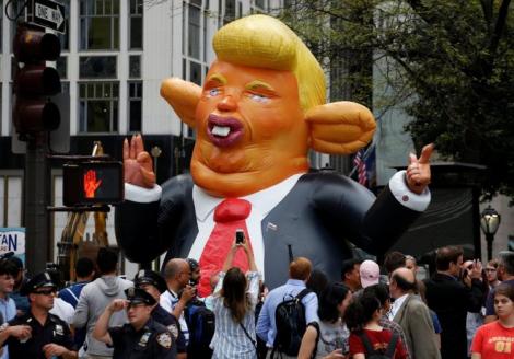 Cea mai mare umilință pentru Donald Trump! Un șobolan gonflabil, cu chipul președintelui SUA, a fost înălțat în centrul New York-ului