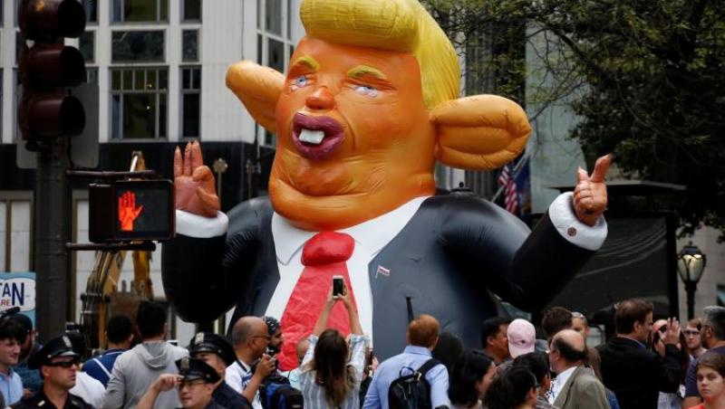 Cea mai mare umilință pentru Donald Trump! Un șobolan gonflabil, cu chipul președintelui SUA, a fost înălțat în centrul New York-ului