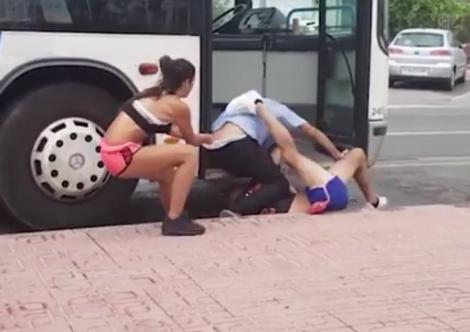 Imagini șocante! Un șofer de autobuz este bătut de un cuplu, până rămâne fără pantaloni (VIDEO)