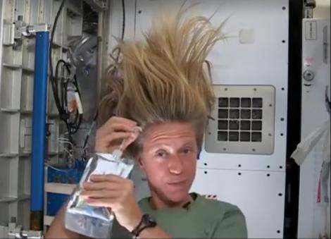 VIDEO INEDIT! Cum își spală părul un astronaut, în spațiu. Apa vine la plic, șuvițele stau perfect întinse, în sus, și se clătește cu.. prosopul