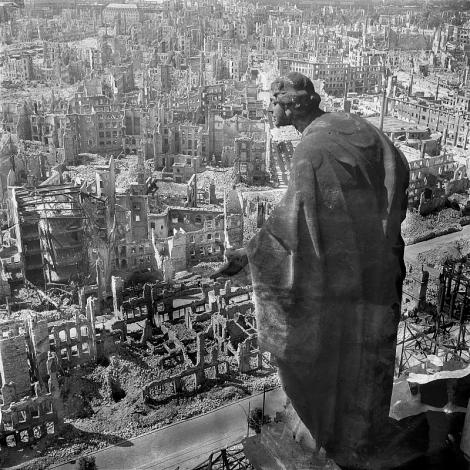 Dresda, orașul ras de pe suprafața pământului pentru distracție. ”Fiecarea locuitor a primit, cadou, 11 kilograme de bombe. În cap!”