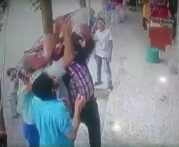 Un copil cade de la etaj, ziua &icirc;n amiaza mare, și este prins de un grup de necunoscuți. Tensiunea crește pe măsură ce băiețelul este pe cale să plonjeze. Inevitabilul se produce! (VIDEO)