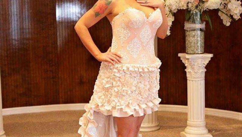 O femeie a inventat rochia de mireasă făcută din hârtie igienică și arată surprinzător! Ai purta așa ceva?