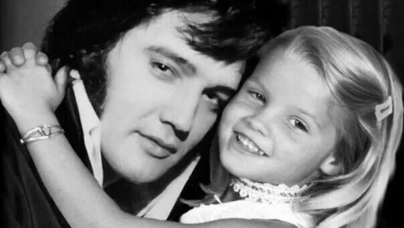 La patru decenii de la moarte, Elvis încă adună zeci de mii de oameni! Lisa Marie, fiica Regelui, o prezență încântătoare în mijlocul fanilor, veniți să-l comemoreze