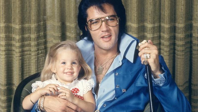 La patru decenii de la moarte, Elvis încă adună zeci de mii de oameni! Lisa Marie, fiica Regelui, o prezență încântătoare în mijlocul fanilor, veniți să-l comemoreze
