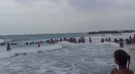 VIDEO! Scene halucinante în Eforie! Turiștii de pe plajă au format un lanţ uman pentru a salva două surori care se înecau în valurile uriașe
