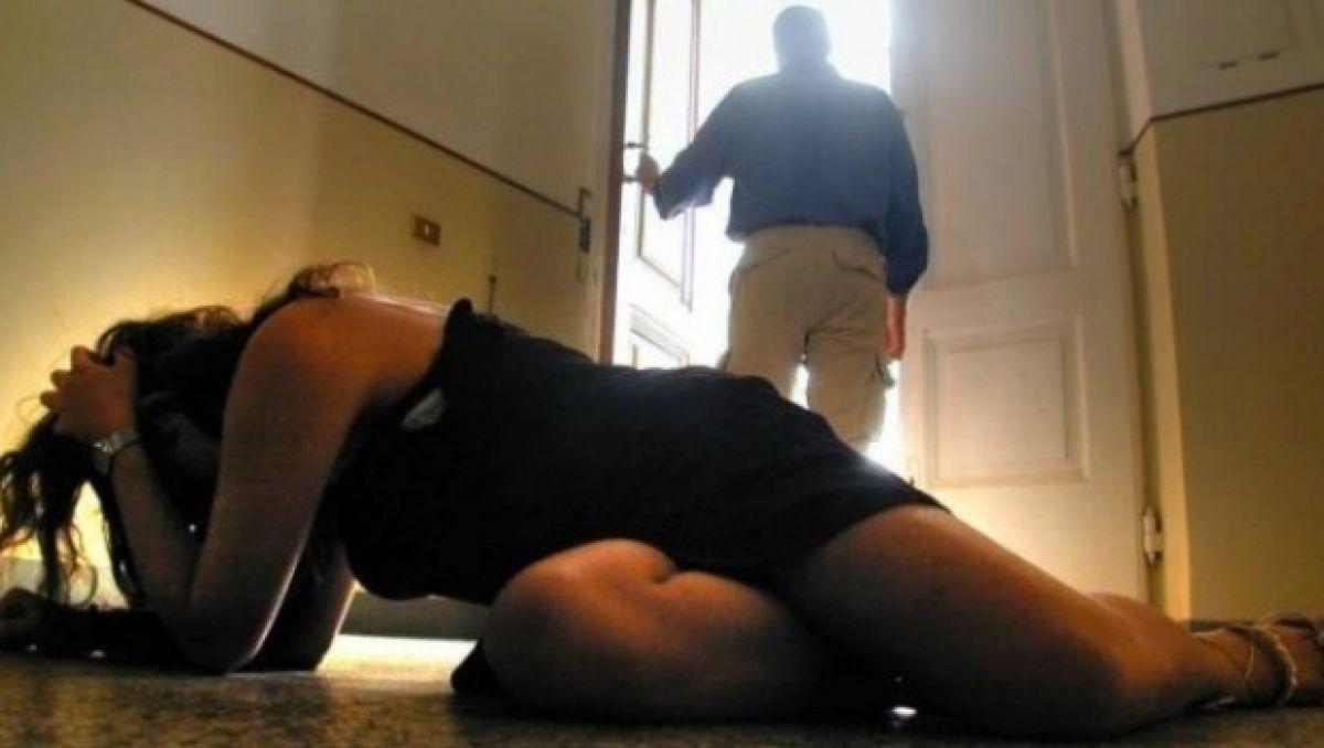 Femeie, snopită &icirc;n bătaie de mai mulți bărbați. A fost lovită cu picioarele şi izbită cu capul de asfalt