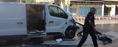 Teroare în Barcelona după ce o furgonetă a intrat în mulţime. Un suspect a fost arestat. VIDEO