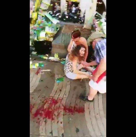 VIDEO 18+ Clipul care surprinde momentul de după impact face &icirc;nconjurul lumii. Oamenii au fost spulberați de mașină: &rdquo;Nenorociților&rdquo;, se aude pe fundal