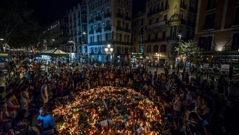 Scene impresionante! Sute de oameni le-au adus un omagiu victimelor atacului din Barcelona. Maria, o vânzătoare de ziare pe La Rambla, povestește teroarea