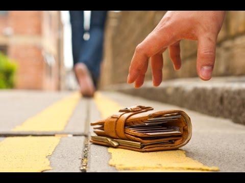 L-a găsit &icirc;ntre lăzile de legume și fructe și a dat fuga la Poliție! Un copil de 14 ani a returnat un portofel cu peste 1000 de euro și două pașapoarte, aparțin&acirc;nd unui israelian