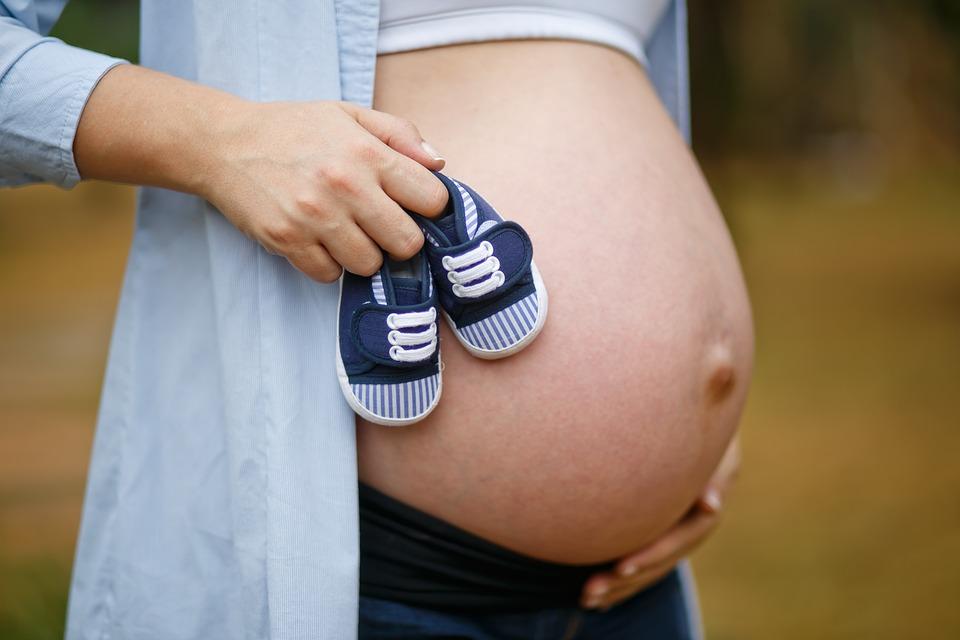 Ai de g&acirc;nd să naști acasă? Poate fi extrem de periculos, at&acirc;t pentru tine, c&acirc;t și pentru bebeluș. Medic: "Mi se pare absolut incorectă abordarea (...) Au venit cazuri cu complicații grave"