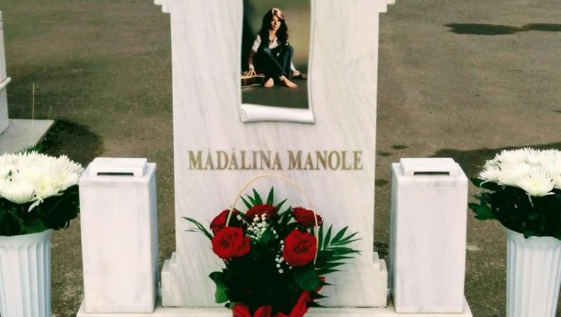 Emoționant! Ce mesaj i-au inscripționat Mădălinei Manole pe mormânt soțul și fiul ei... Fanii artistei au început să plângă!