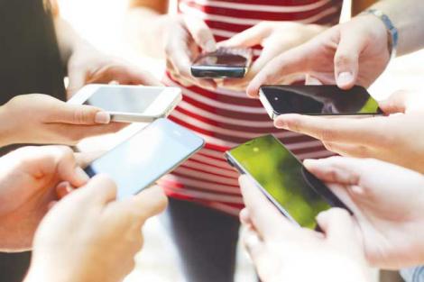 Liviu Pop, ministrul Educaţiei, a făcut anunţul: "Fără telefoane mobile în şcoli"