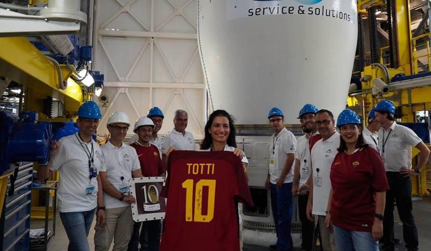 FOTO: Nebunie totală! Unde a ajuns tricoul purtat de Totti la ultimul meci din carieră