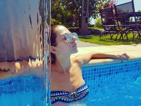 Lidia Buble, apariție spectaculos de sexy la piscină! Artista a încins gradele în termometre cu silueta ei!