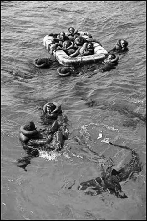 ”Rechinii au devorat 900 dintre tovarășii mei!” Nava care a cărat bomba de la Hiroshima a fost descoperită la 5.500 m adâncime, după 72 de ani. Comandantul s-a sinucis cu un glonț în cap!