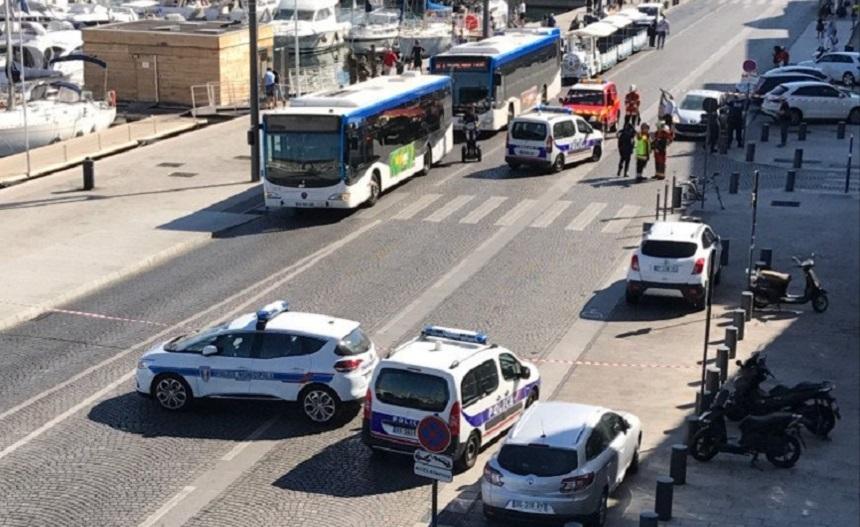 Alertă &icirc;n FRANȚA! O mașină a intrat &icirc;n plin &icirc;ntr-o stație de autobuz, &icirc;n Marsillia: Cel puțin UN MORT
