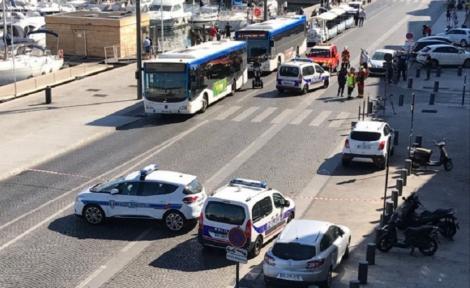 Alertă în FRANȚA! O mașină a intrat în plin într-o stație de autobuz, în Marsillia: Cel puțin UN MORT