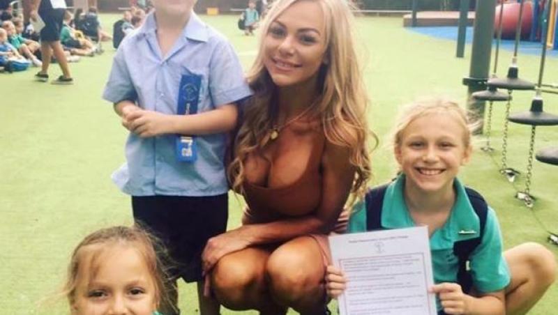 Blonda sexy s-a dus la școală să-și ia copiii, dar părinții au fost scandalizați de ținuta ei! Cum a apărut femeia