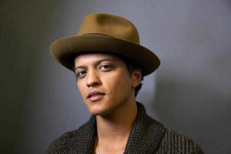 Bruno Mars a lansat o piesă nouă, cu un videoclip extrem de fierbinte! Atenție, imaginile nu sunt pentru cei slabi de inimă!
