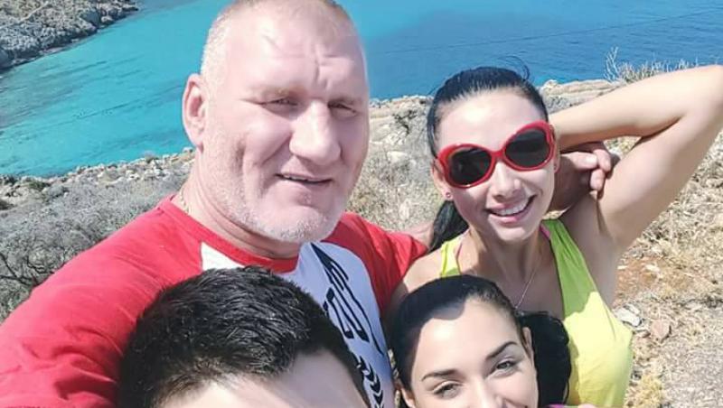 Constantina și Raymond, în vacanță, alături de nașul Tolea și soția acestuia. Cei patru au fugit, după nuntă, la relaxare: 