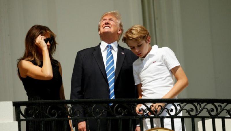 Hahaaaa! Durul Donald, cu ochii în soare: Trump a devenit ținta glumelor pe internet, după ce s-a uitat la eclipsă fără ochelari