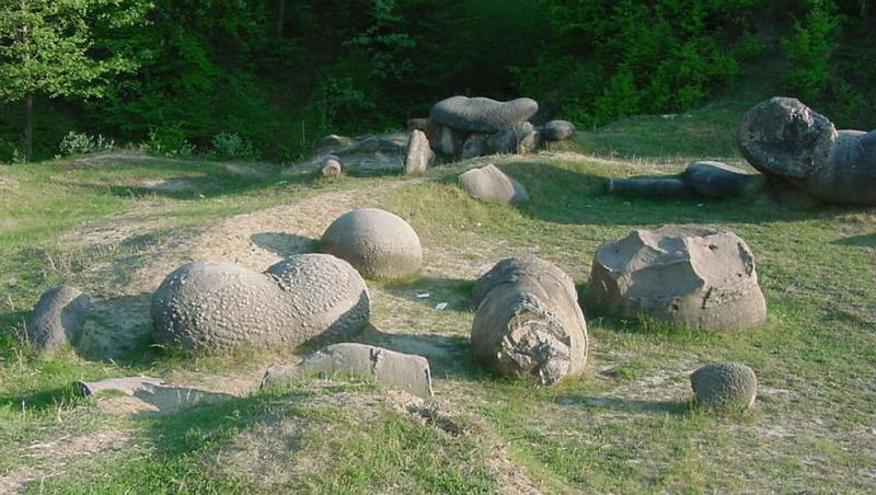 TROVANȚII. România, misterul pietrelor care cresc. ”După ploaie, apar, așa, ca ciupercile din nisip”, spun localnicii. Oamenii de știință nu au un răspuns exact
