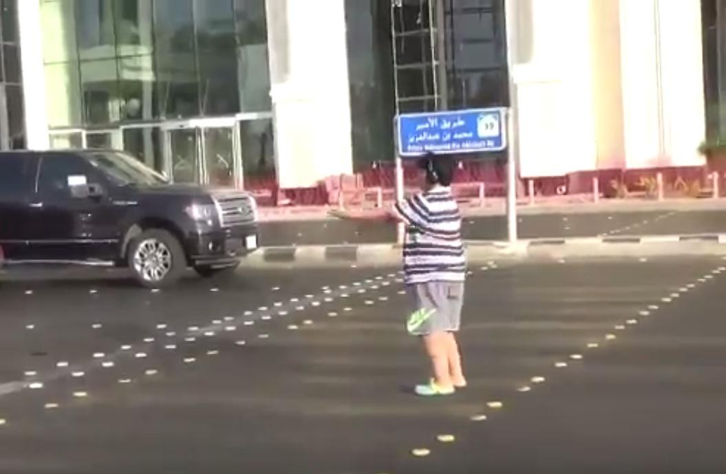 Arestat pentru că a dansat Macarena! Un puști s-a trezit luat pe sus de autorități, pentru "un comportament public nepotrivit&rdquo; (VIDEO)