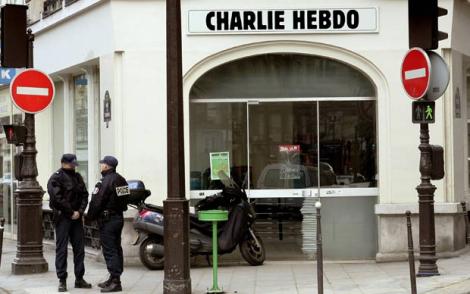 Mesajul care a apărut pe coperta publicației Charlie Hebdo, după atentatele din Spania. O baltă de sânge și oameni călcați de mașină