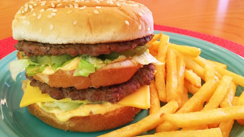 Îți amintești de sosul acela bun pe care îl au burgerii de la fast food? Am aflat rețeta și acum îl poți pregăti chiar la tine acasă!