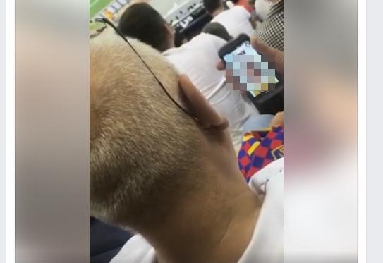 VIDEO: Momente INDECENTE &icirc;n faţa a 50.000 de oameni! Prins &icirc;n timp ce se uita la IMAGINI XXX pe Arena Naţională