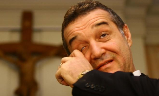 Scandal uriaş &icirc;n Liga I. Gigi Becali &icirc;l face praf pe Dan Petrescu: "&Icirc;njură arbitrii de morţi şi se bucură c&acirc;nd fură pentru el"