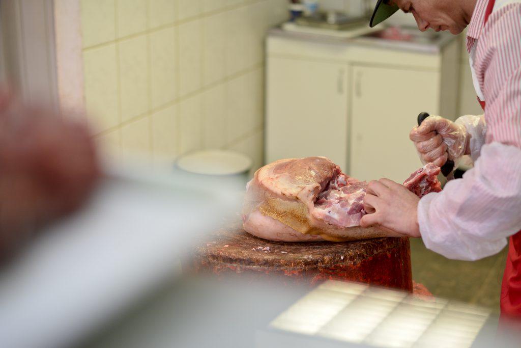 Turiștii &icirc;și riscă sănătatea pe litoralul rom&acirc;nesc. 350 de kilograme de produse alimentare au fost retrase de la v&acirc;nzare. Nu puteau fi consumate!