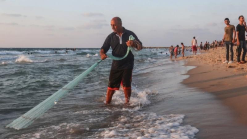 Un pescar din Gaza a găsit pe o plajă cel mai frumos mesaj. Călătoria de 800 de kilometri a sticlei cu 