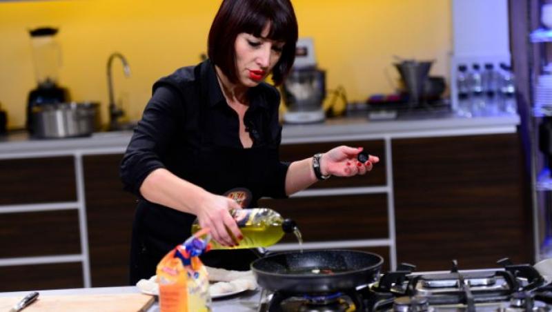 Angie Cobuţ, concurenta care l-a cerut în căsătorie pe Chef Scărlătescu, face show la ”Aventură cu 4 stele”