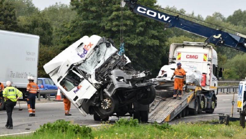 Accident teribil în Anglia! Opt morţi şi patru răniţi, după o coliziune între două camioane şi un microbuz