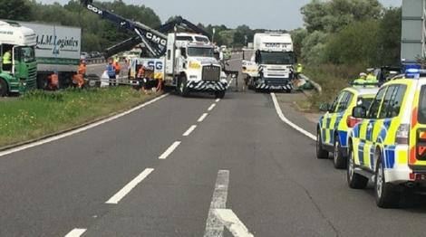 Accident teribil în Anglia! Opt morţi şi patru răniţi, după o coliziune între două camioane şi un microbuz