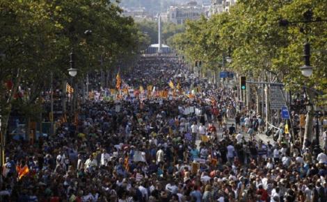 Mare protest de ”respingere a terorismului” la Barcelona. Regele Felipe al VI-lea s-a alăturat manifestanţilor: ”Să umplem străzile cu pace şi libertate”