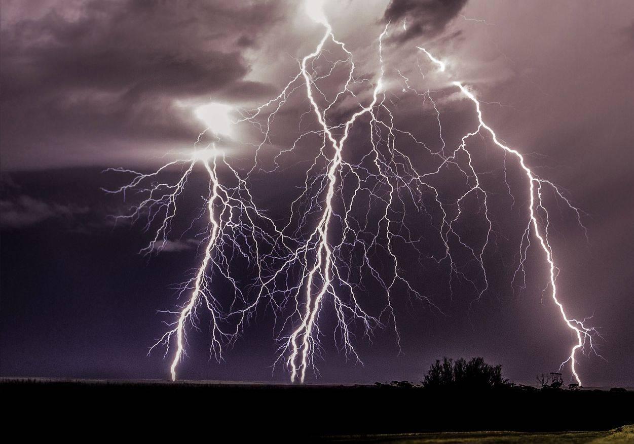 Vremea o ia razna! Opt judeţe, sub COD GALBEN de ploi abundente, descărcări electrice şi intensificări ale v&acirc;ntului