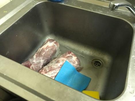 Române, române, mai cheamă și-un inspector alimentar la restaurant, că e jale pe litoral! Carne în stare de putrefacție, expirată de două săptămâni, urma să fie dată turiștilor la Mamaia